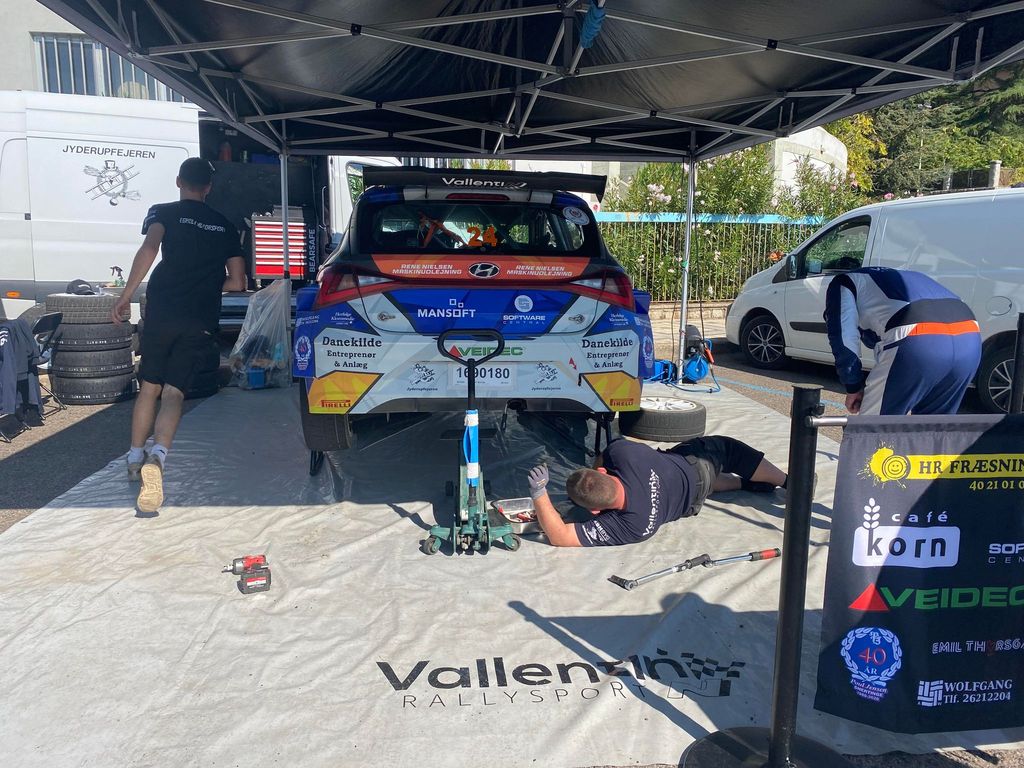 Bo Andersen og Jacob Egholm har sammen med Simon Vallentin haft travlt med at servicere teamets rallybil, og halvvejs gennem rallyet var der streget op til et godt slutresultat.
